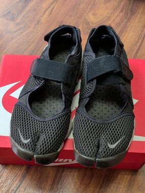 Nike Women’s Black Air Rift